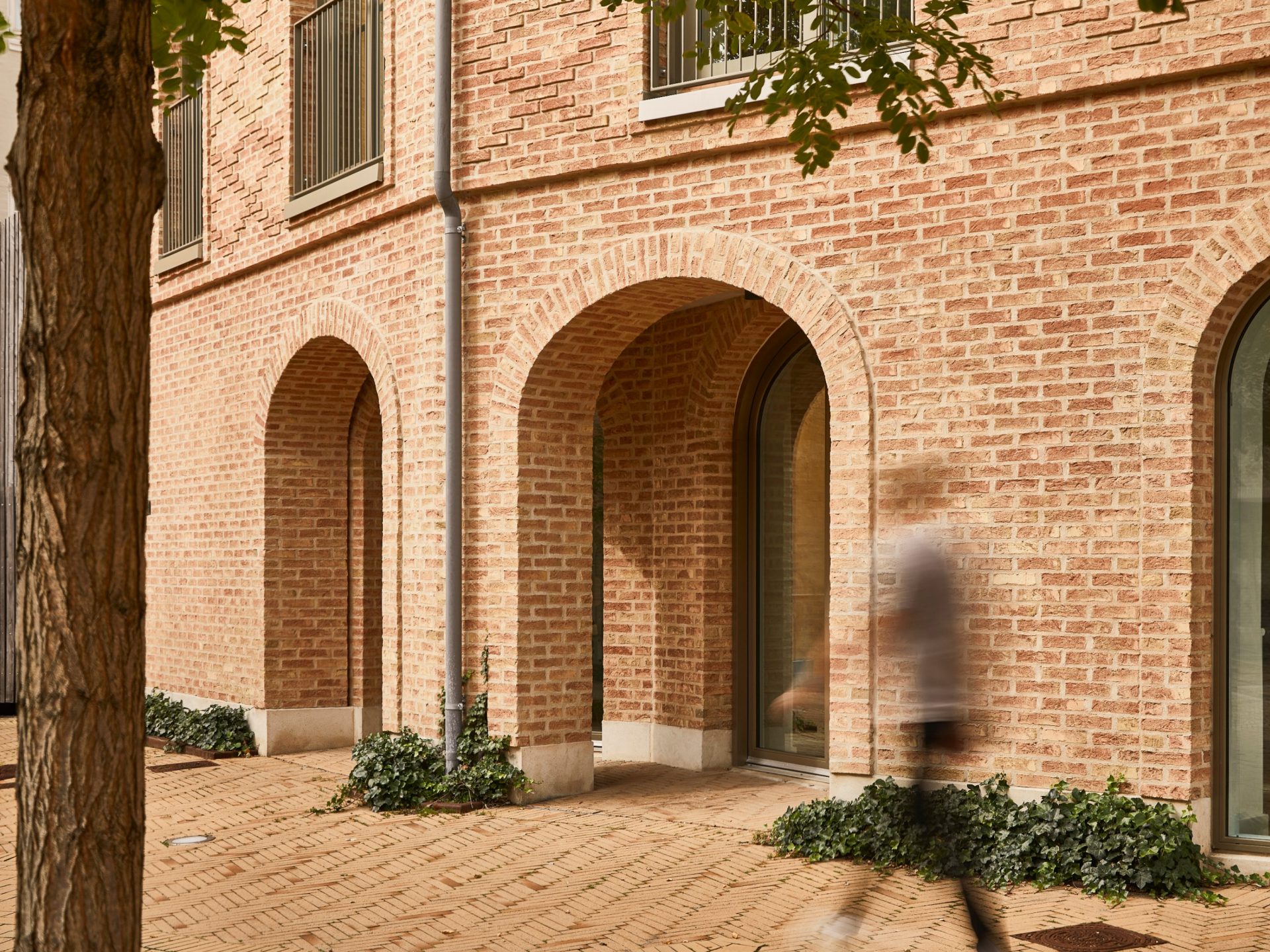 Brick: EW3370 Gulrød med spil Tagsten: Datura Naturrød+ | Oluf Bagers Plads, Odense (Denmark)