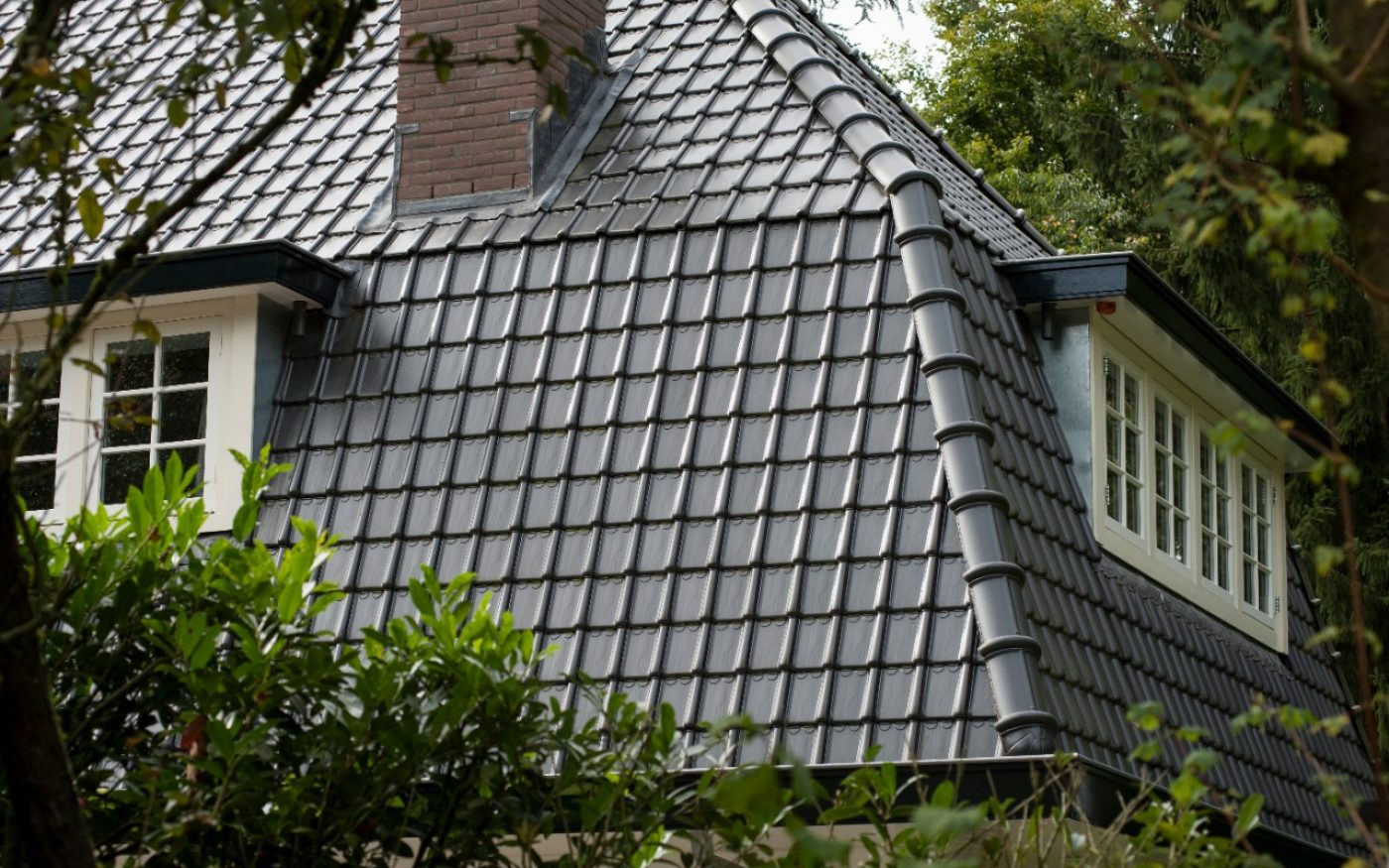 TdN44 leikleur mat verglaasd. Dakrenovatie vrijstaande woning, Maarnse Grindweg 20c, Maarn. Handelaar Schoute Veenendaal. Aannemer Legemaat & van Elst. ca. 4.500 dakpannen. maart 2014.