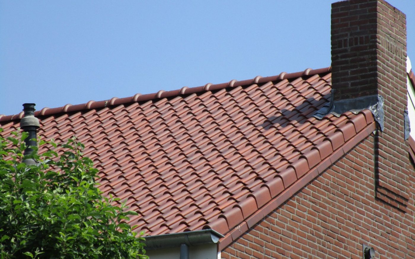 OVH Vario rustiek engobe ca. 11.000 stuks en 110.000 stuks VHV natuurrood+. Dakrenovatie 109 woningen, Weiderhof en Lange Heul, Bussum. Opdrachtgever Woonstichting Gooi en Omstreken, Hilversum. Aannemer Mokveld, Hilversum. Dakdekker Fischer Klazianaveen. Handelaar BC Flippo Nijkerk. Uitvoering 2018.