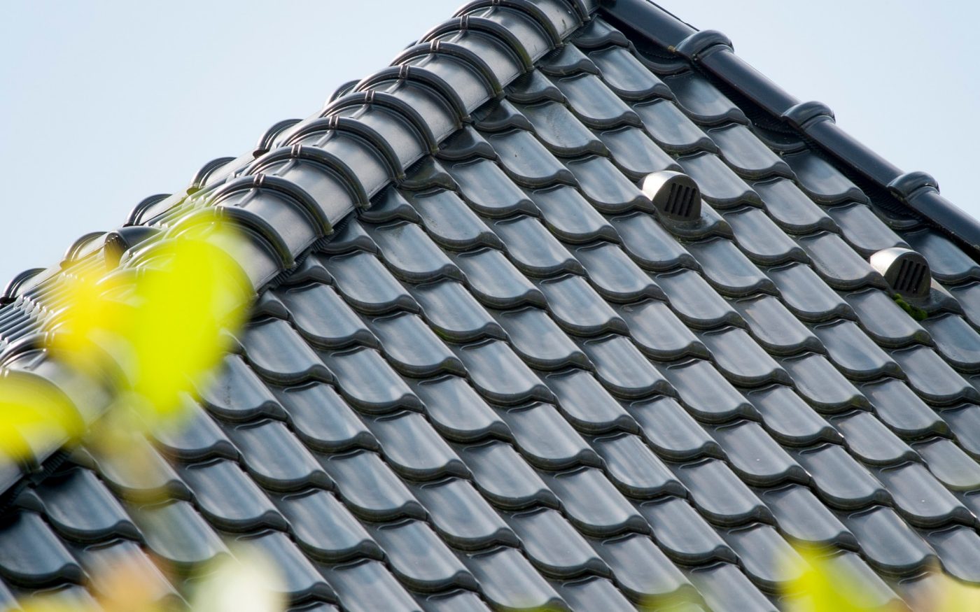  New construction open-detached house, Rhenen. Ceramic piron on ridgehat with intersections of top- and corner twills. Building style Classica VHV.