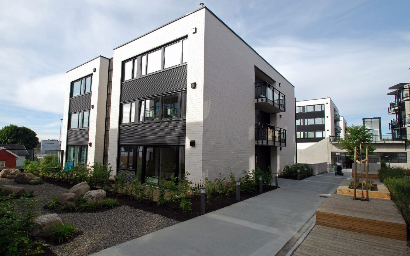 Saga terrasse med utemiljø, flerfamiliehus