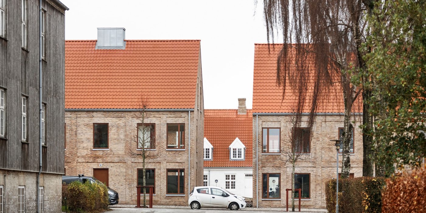 Den gamle skole, Messing