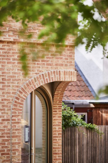 Brick: EW3370 Gulrød med spil Tagsten: Datura Naturrød+ | Oluf Bagers Plads, Odense (Denmark)