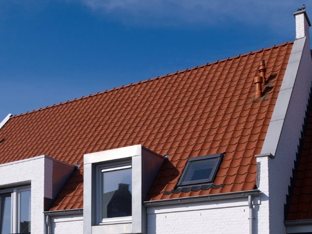 Bricks: Waalrood HV WF, Dommelrood HV WF, Blauwrood Genuanceerd HV WF, Grijs HV WF, Etna HV WF and Euroa HV WF | Roof: VHV Blauw Gesmoord 706, VHV Natuurrood+ 652 and Datura Natuurrood+ 652 | Architect: Zeelenberg Architectuur, Ouddorp | Contractor: Boeter Bouwbedrijf, Sommelsdijk, Kroon & De Koning Zwijndrecht BV, Zwijndrecht | Client: Community Goedereede | Completion Date: 2015-01-01