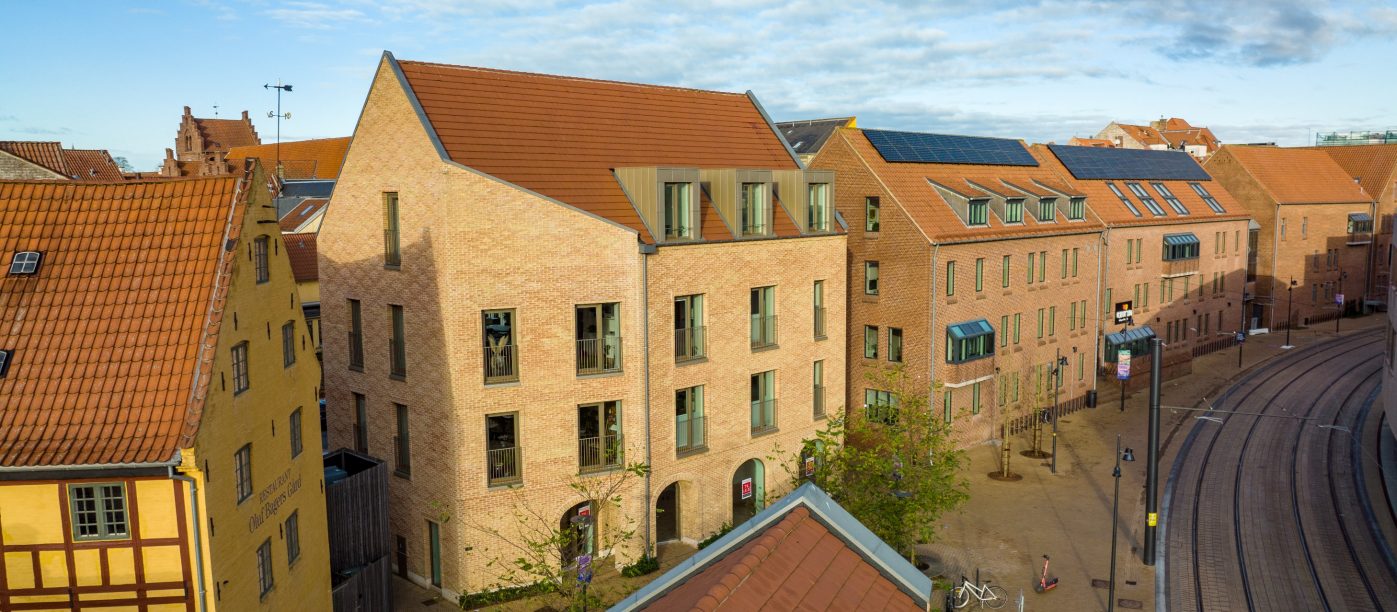 Takstein - Datura Naturrød - Oluf Bagers Plads, Danmark