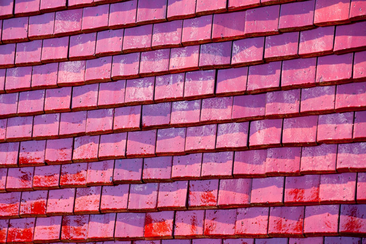 Housing complex classified as one of UNESCO's World Heritage Sites. Area : 14673 m2. Cost : 9,2 M € HT. Award winner : Prix du jury au concours d'architecture Bas Carbone EDF and Prix Architecture Bâtiment tertiaire. 62700 BRUAY-LA-BUSSIERE. Tile Koramic Aléonard Emaillée Rubis. Siding and roof's implementation.