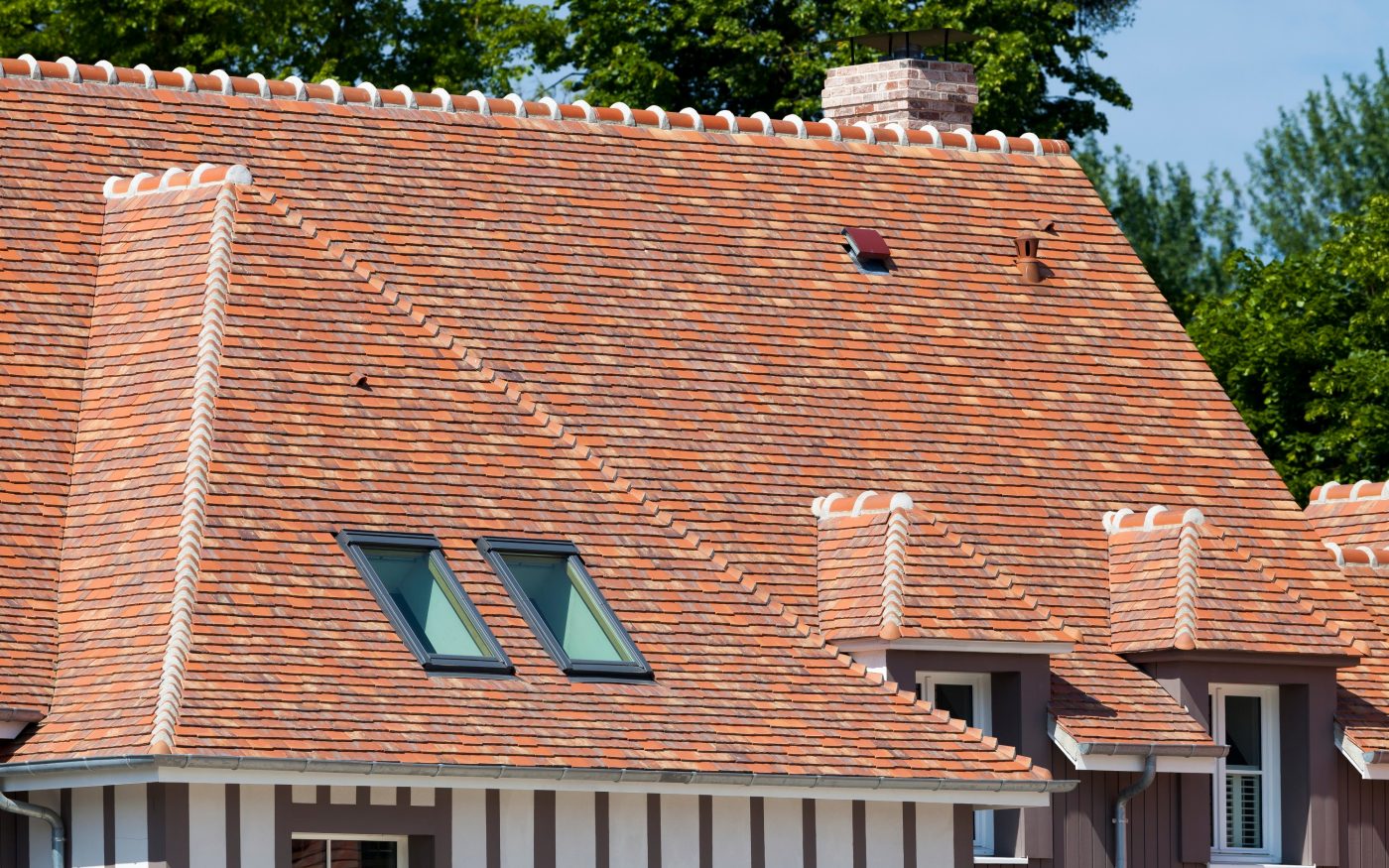 Single-family and detached house with a single storey. 525 Avenue Marc de la Haye 27100 LE VAUDREUIL. Tile Koramic Aléonard Patrimoine, Pontigny Rouge de Mars, Ocré lichen, Vert de Lichen, Rouge flammé.