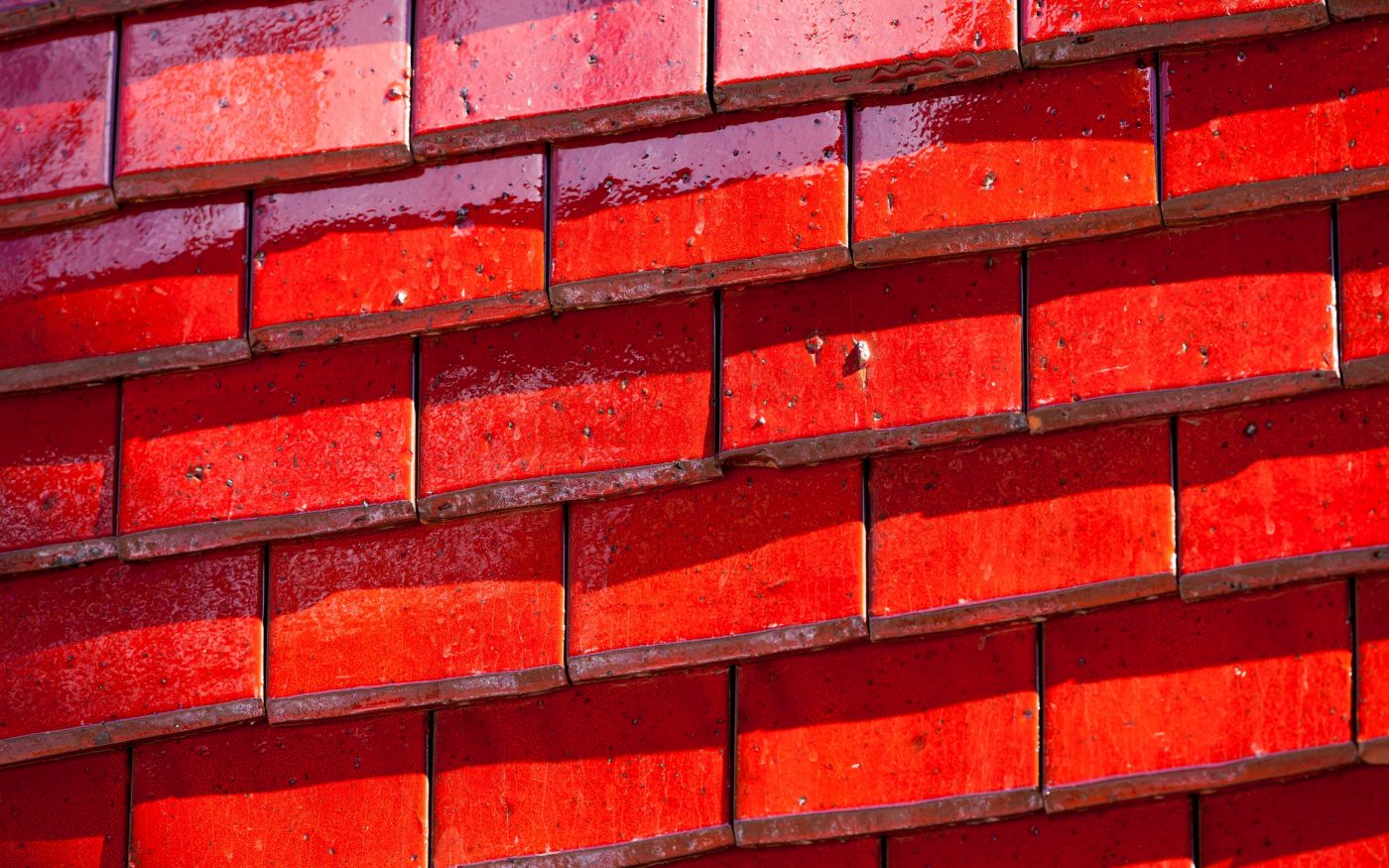 Housing complex classified as one of UNESCO's World Heritage Sites. Area : 14673 m2. Cost : 9,2 M € HT. Award winner : Prix du jury au concours d'architecture Bas Carbone EDF and Prix Architecture Bâtiment tertiaire. 62700 BRUAY-LA-BUSSIERE. Tile Koramic Aléonard Emaillée Rubis. Siding and roof's implementation.