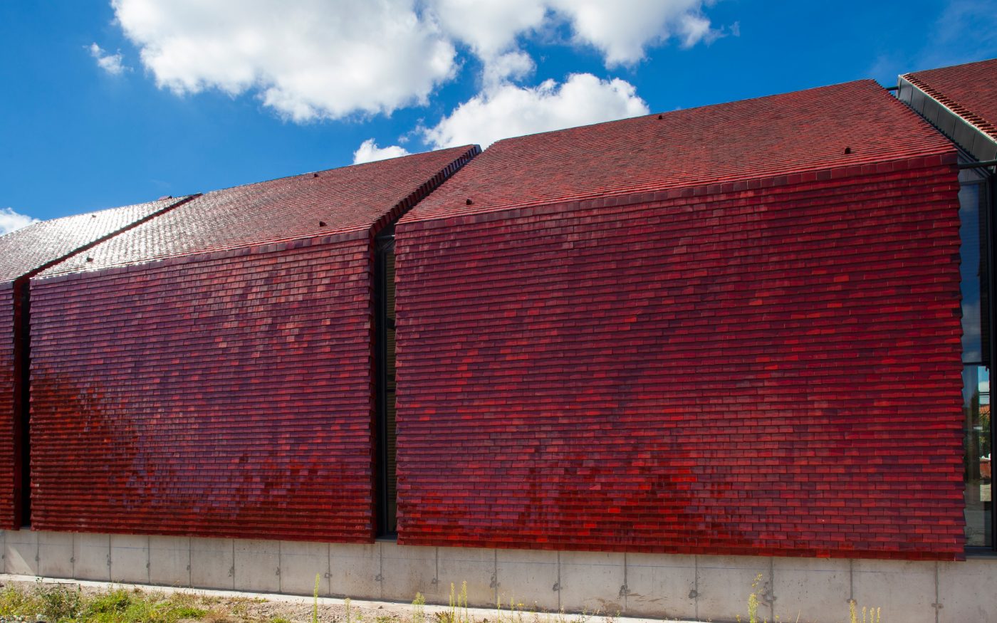 Housing complex classified as one of UNESCO's World Heritage Sites. Area : 14673 m2. Cost : 9,2 M € HT. Award winner : Prix du jury au concours d'architecture Bas Carbone EDF and Prix Architecture Bâtiment tertiaire. 62700 BRUAY-LA-BUSSIERE. Tile Koramic Aléonard Emaillée Rubis. Siding and roof's implementation.