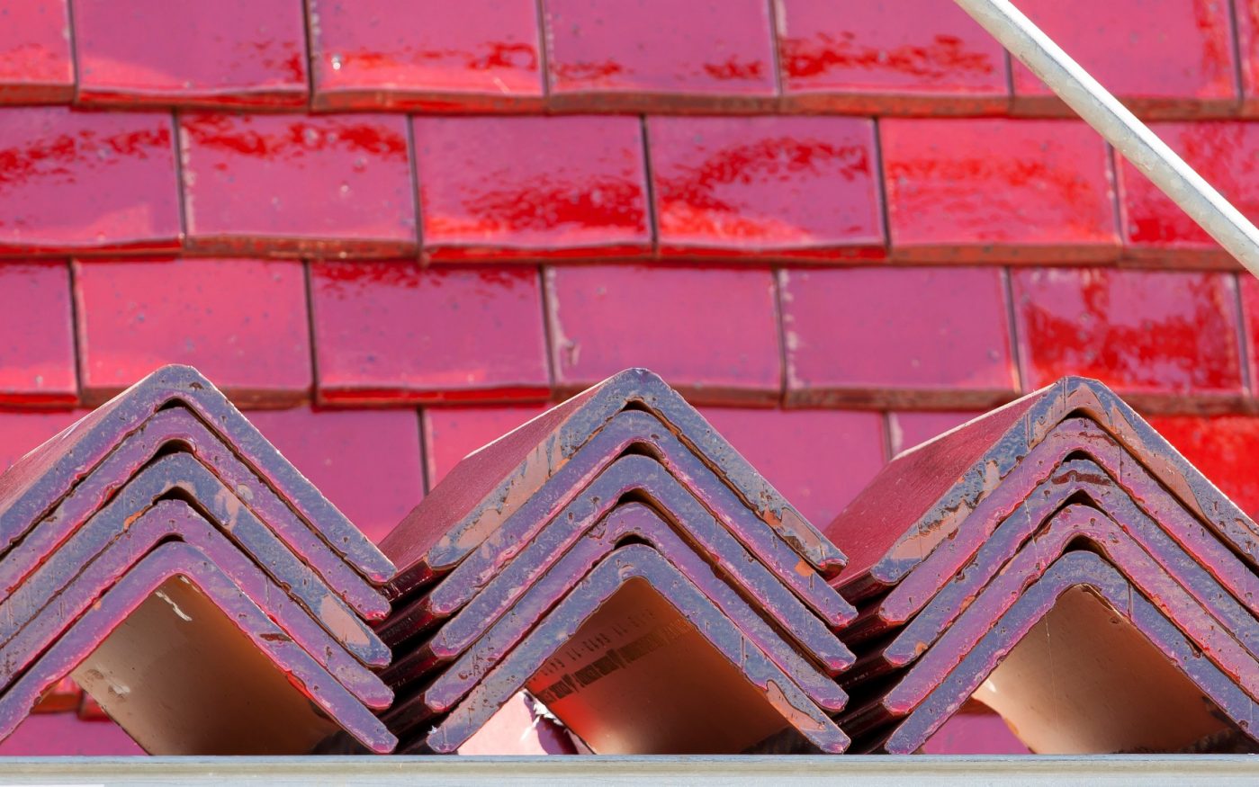 Housing complex classified as one of UNESCO's World Heritage Sites. Area : 14673 m2. Cost : 9,2 M € HT. Award winner : Prix du jury au concours d'architecture Bas Carbone EDF and Prix Architecture Bâtiment tertiaire. 62700 BRUAY-LA-BUSSIERE. Tile Koramic Aléonard Emaillée Rubis. Siding and roof's implementation.