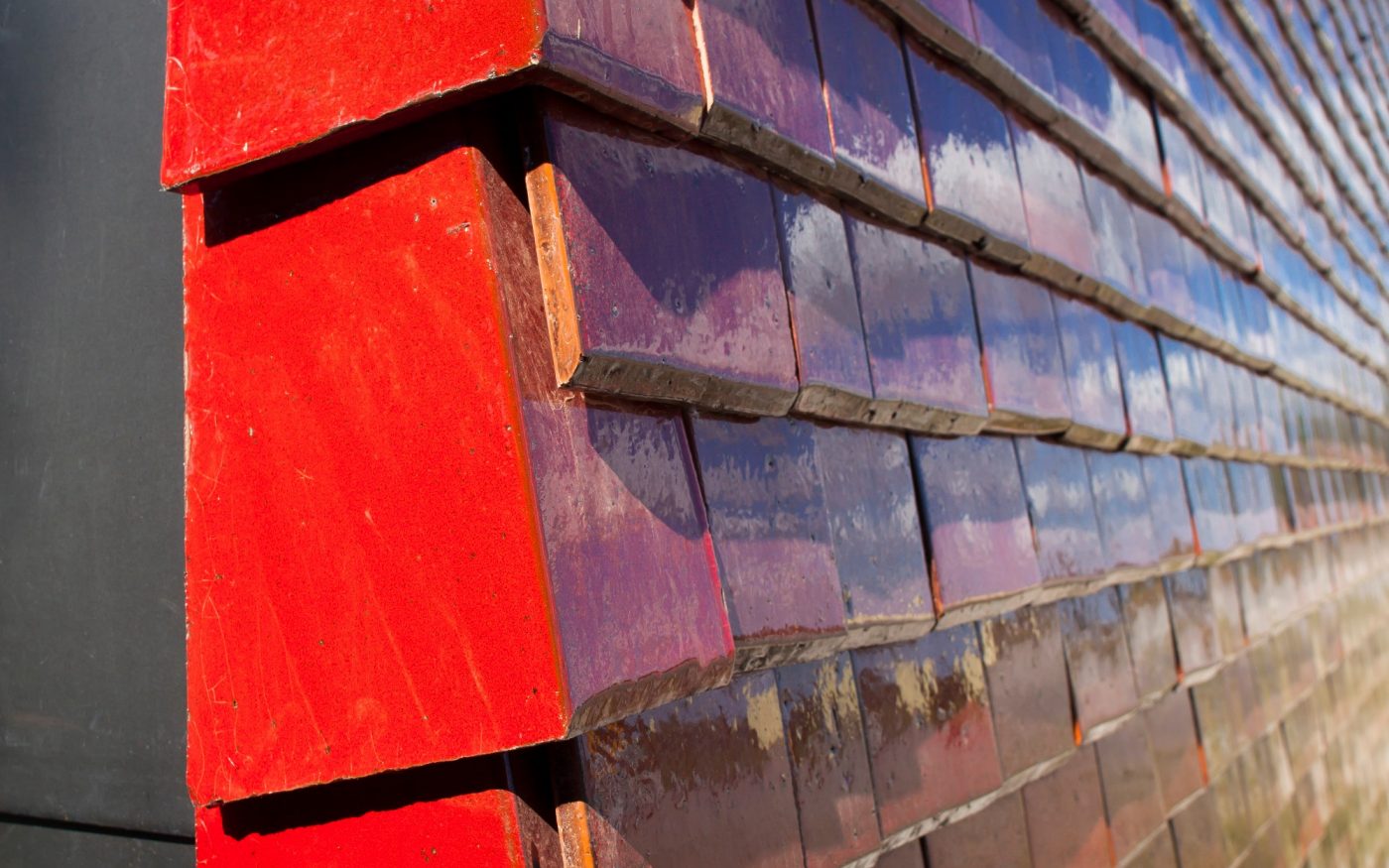 Housing complex classified as one of UNESCO's World Heritage Sites. Area : 14673 m2. Cost : 9,2 M € HT. Award winner : Prix du jury au concours d'architecture Bas Carbone EDF and Prix Architecture Bâtiment tertiaire. 62700 BRUAY-LA-BUSSIERE. Tile Koramic Aléonard Emaillée Rubis. Siding and roof's implementation.