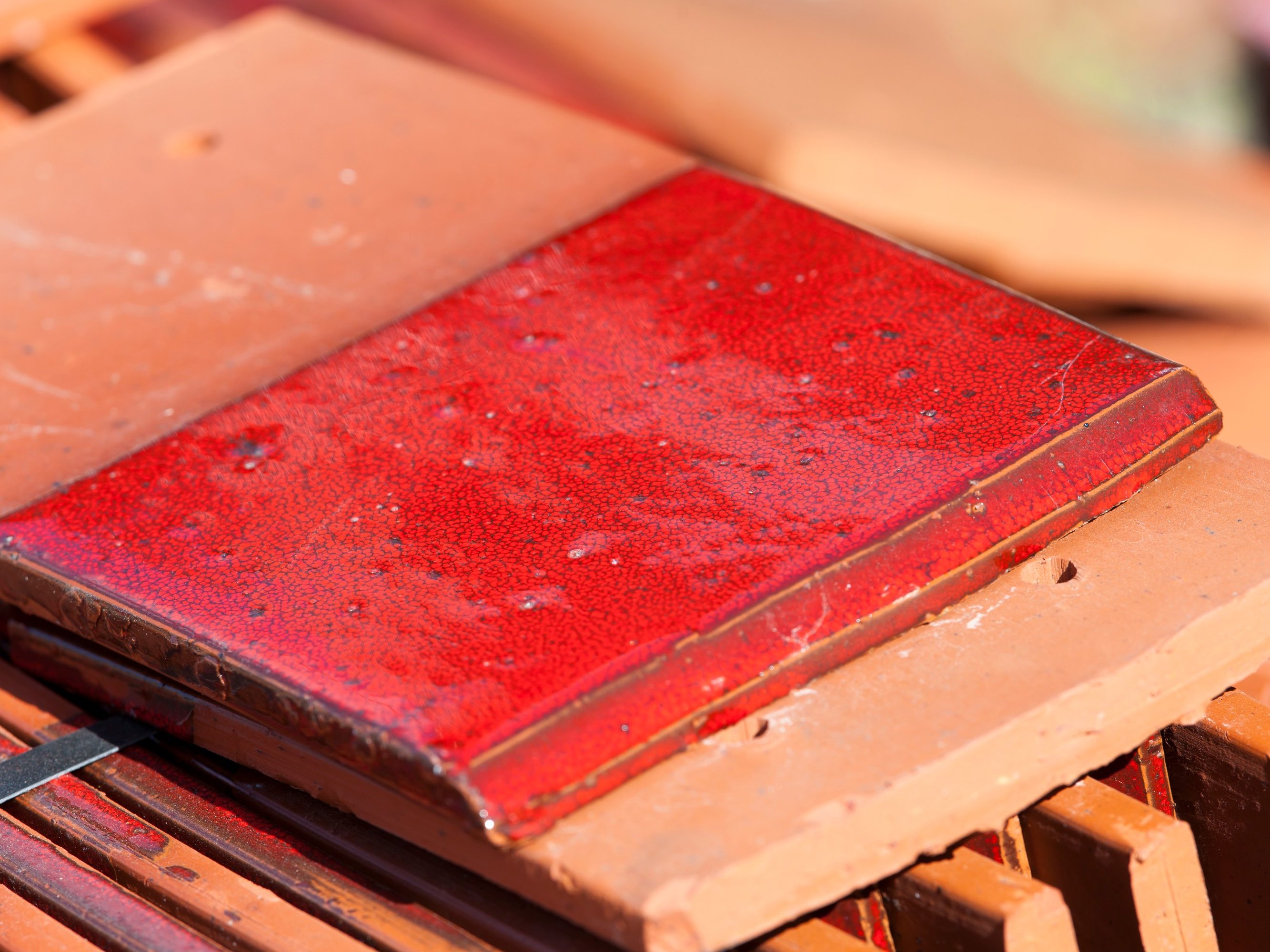 Housing complex classified as one of UNESCO's World Heritage Sites. Area : 14673 m2. Cost : 9,2 M € HT. Award winner : Prix du jury au concours d'architecture Bas Carbone EDF and Prix Architecture Bâtiment tertiaire. 62700 BRUAY-LA-BUSSIERE. Tile Koramic Aléonard Emaillée Rubis. Siding and roof's implementation.