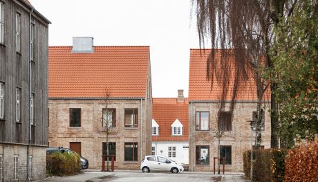 Den gamle skole, Messing