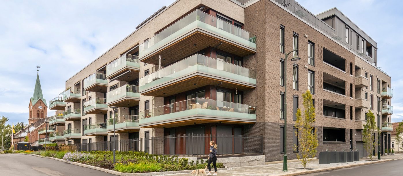 Teglstein: EW0454 Sort Onyx - EW0451 Staal - EW0109 Hvid Marmo | Kulås Hage; Norge