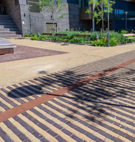 Brick: EW2783 Royal Night | Pavers: Euroton Brons Wasserstricht - Gala Wasserstricht - Incana Wasserstricht Argenti | Kverndalen