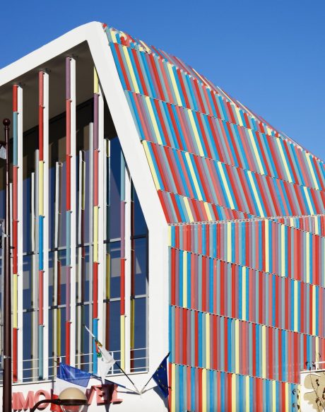 Preschool of 1325 m2 and High Environmental Quality building. Ecole maternelle Simone Veil, 1 rue Nelson Mandela 94390 VILLIERS SUR MARNE. Panels Argeton Barro 50 x 50 Emaillé Rouge, Bleu clair, Jaune, Lilas, Rose.