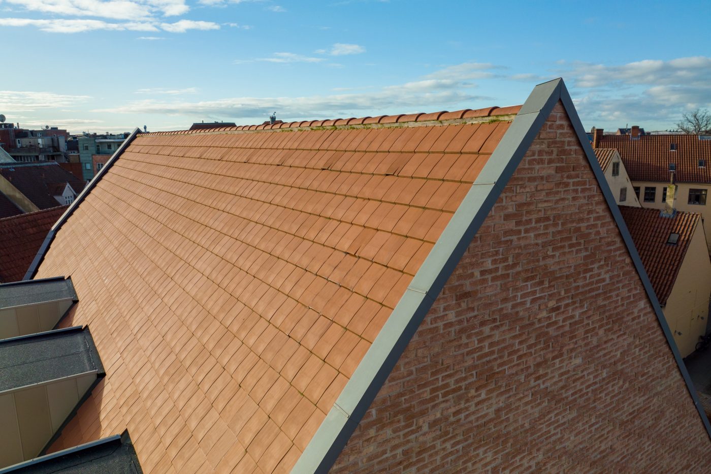 Takstein - Datura Naturrød - Oluf Bagers Plads, Danmark