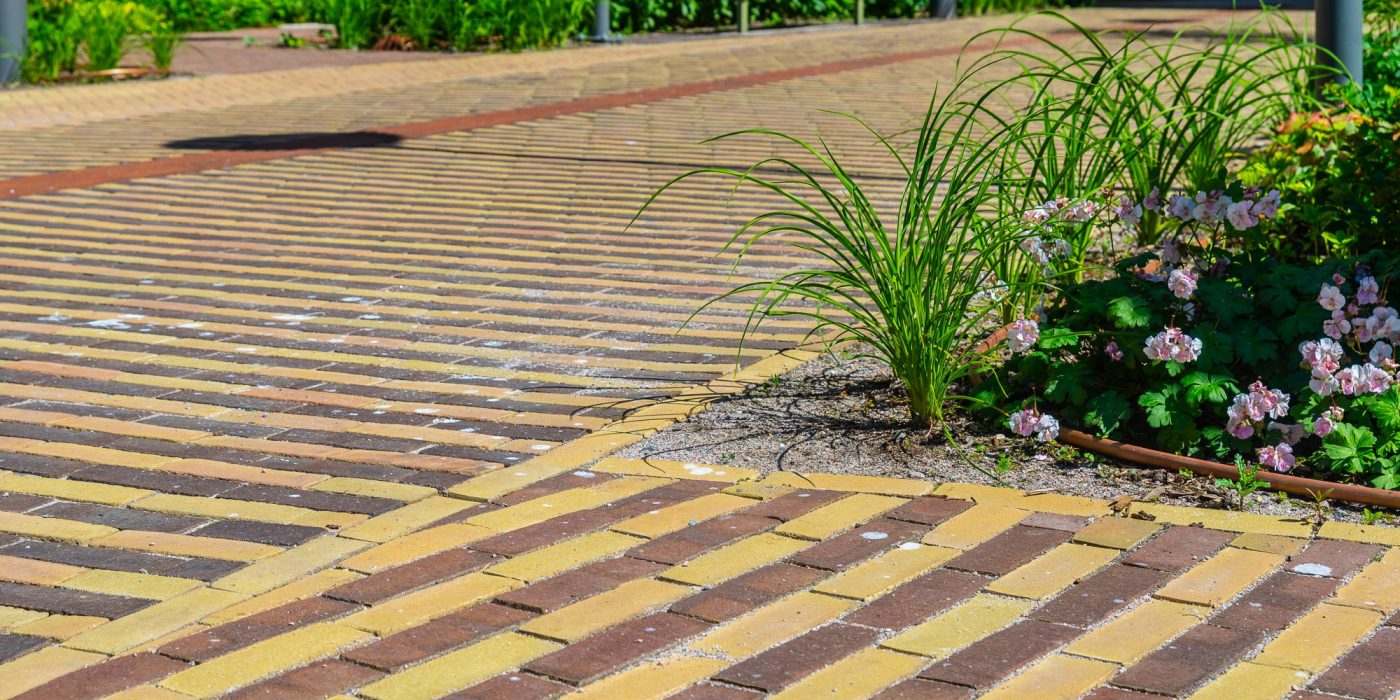 Brick: EW2783 Royal Night | Pavers: Euroton Brons Wasserstricht - Gala Wasserstricht - Incana Wasserstricht Argenti | Kverndalen