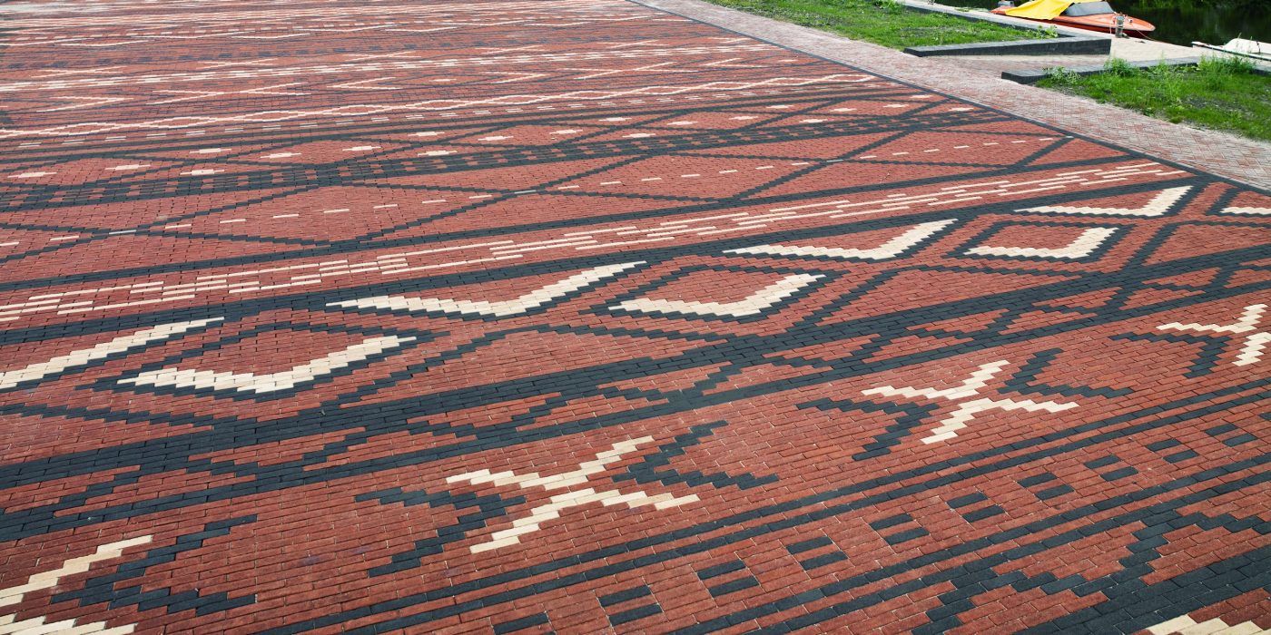 Renovation port area | Stedum | Pavers: Paviona, Nero and Siena WF (carpet), Padova DF (sidewalk) and the Padova KK80 (roadway) | Architect: MD landscape architets, Haren | Client: Township Loppersum | Contractor: Elzinga, Uithuizermeeden | Realization: 2018