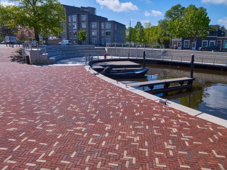 Inspire! 01-2019 project Jachthaven, Steenbergen. Client: township Steenbergen. Design/Architect: Kragten, 's-Hertogenbosch. Contractor: KWS Infra, Roosendaal; Aquavia, Sas van Gent. Year of completion: 2016. Pavers: Padova KK80, Mix: Padova and Siena DF