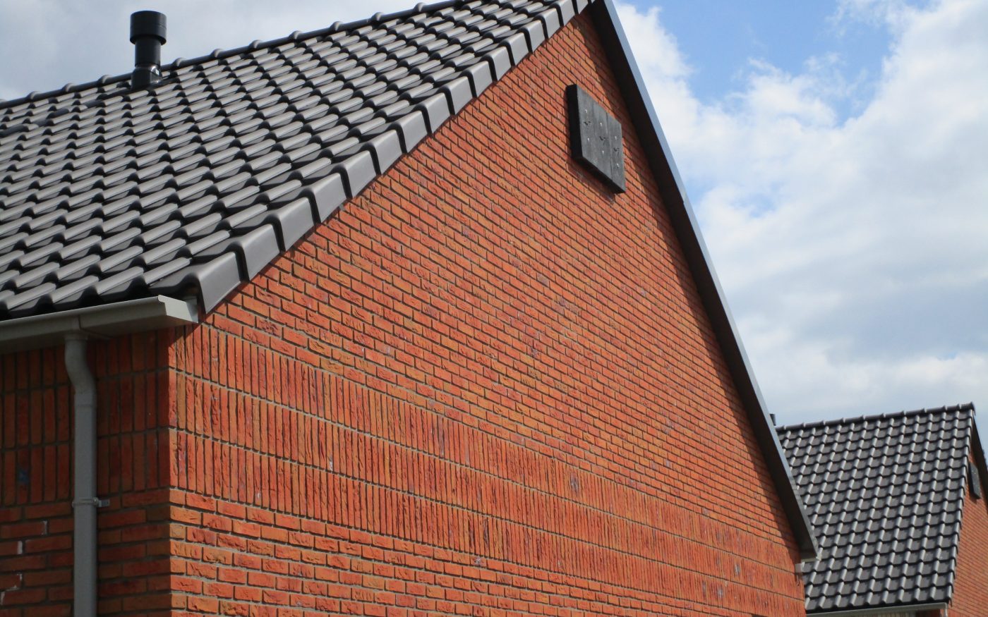 Roof: Alegra 12 Leikleur Mat Engobe | Bricks: Storvik and Yellowstone Herbruik HV WF | New Construction Residential Care Complex | Madeliefstraat, Heerhugowaard | Architect: Marc Prosman Architecten, Amsterdam, Brian de Bruin | Contractor: Kesselaar & Zn., Alkmaar | Completion Date: 2018-04-01