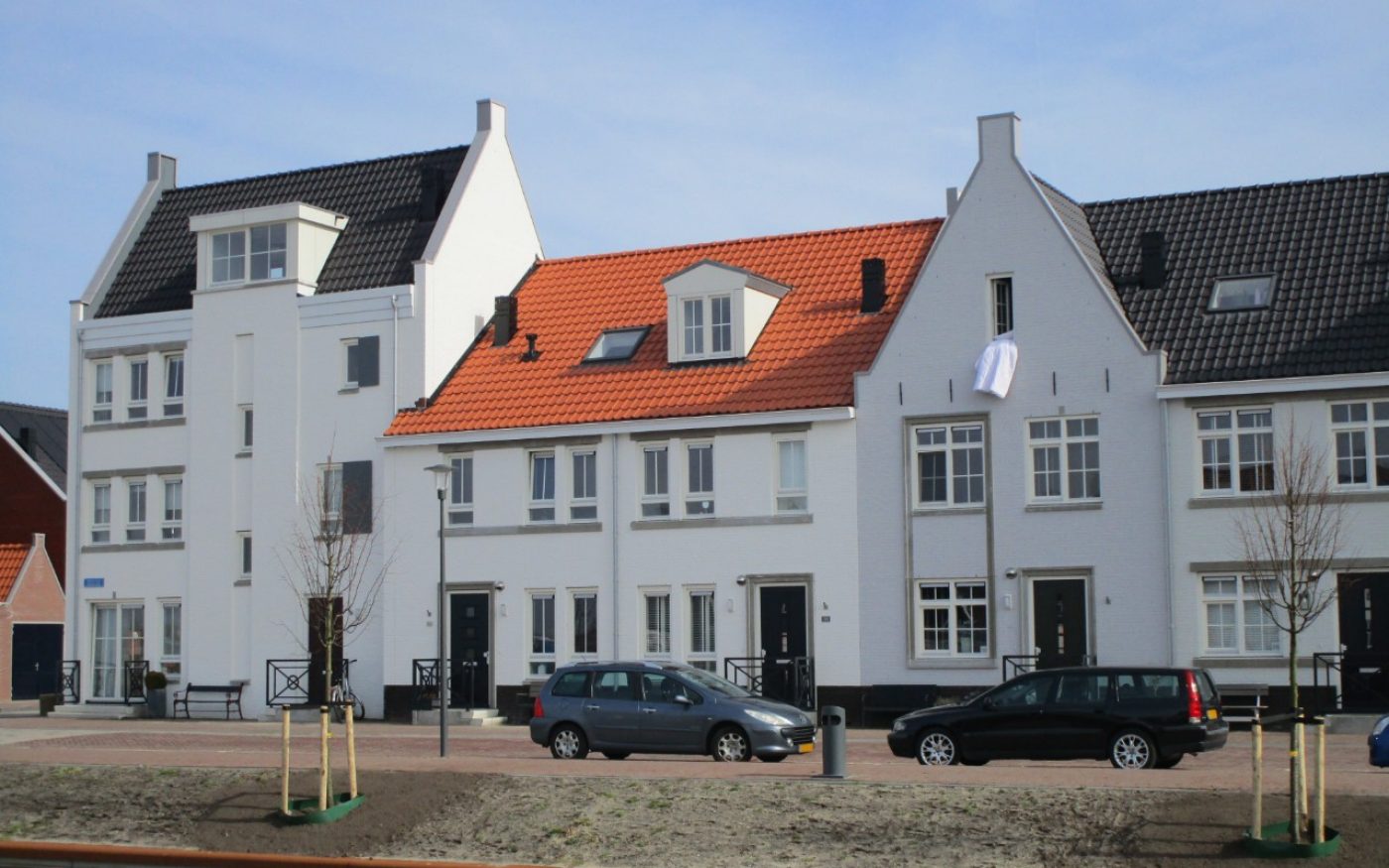 Roof: Alegra 12 Leikleur Mat Engobe 703 and Alegra 12 Natuurrood+ 652 | Bricks: Marowijne Zwart Zand, Dinkelrood Flash, Astro-serie Avior, Branda and Grijs HV WF  | New Construction Enclosed Houses | Visserijstraat - Noorderhoofd, Waterfront, Harderwijk | Architect: 4D, Enter | Contractor: Koopmans, Enschede | Client: Synchroon, Zoetermeer | Completion Date: 2018-01-01