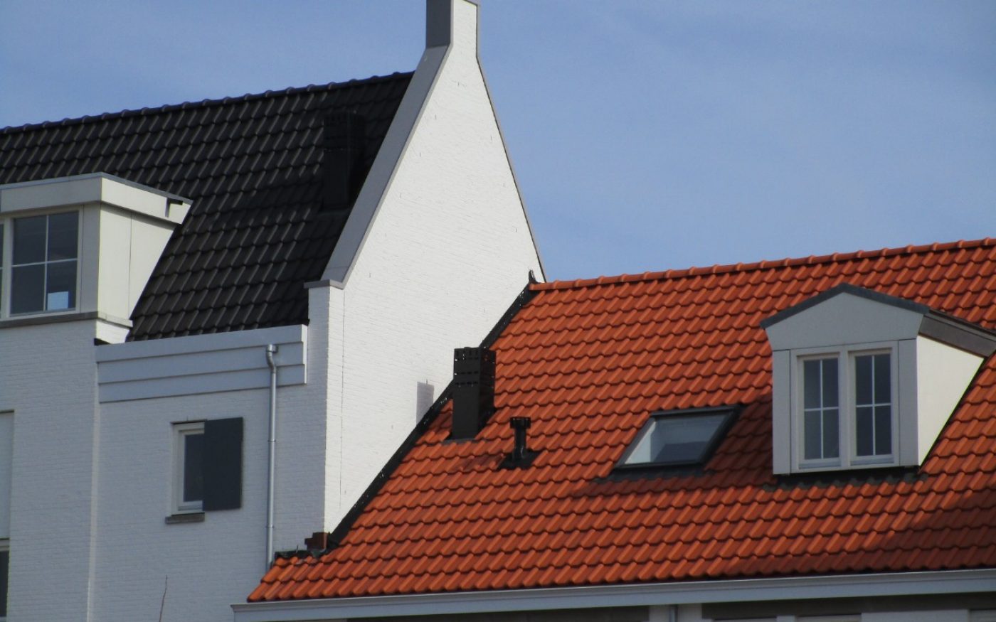 Roof: Alegra 12 Leikleur Mat Engobe 703 and Alegra 12 Natuurrood+ 652 | Bricks: Marowijne Zwart Zand, Dinkelrood Flash, Astro-serie Avior, Branda and Grijs HV WF  | New Construction Enclosed Houses | Visserijstraat - Noorderhoofd, Waterfront, Harderwijk | Architect: 4D, Enter | Contractor: Koopmans, Enschede | Client: Synchroon, Zoetermeer | Completion Date: 2018-01-01