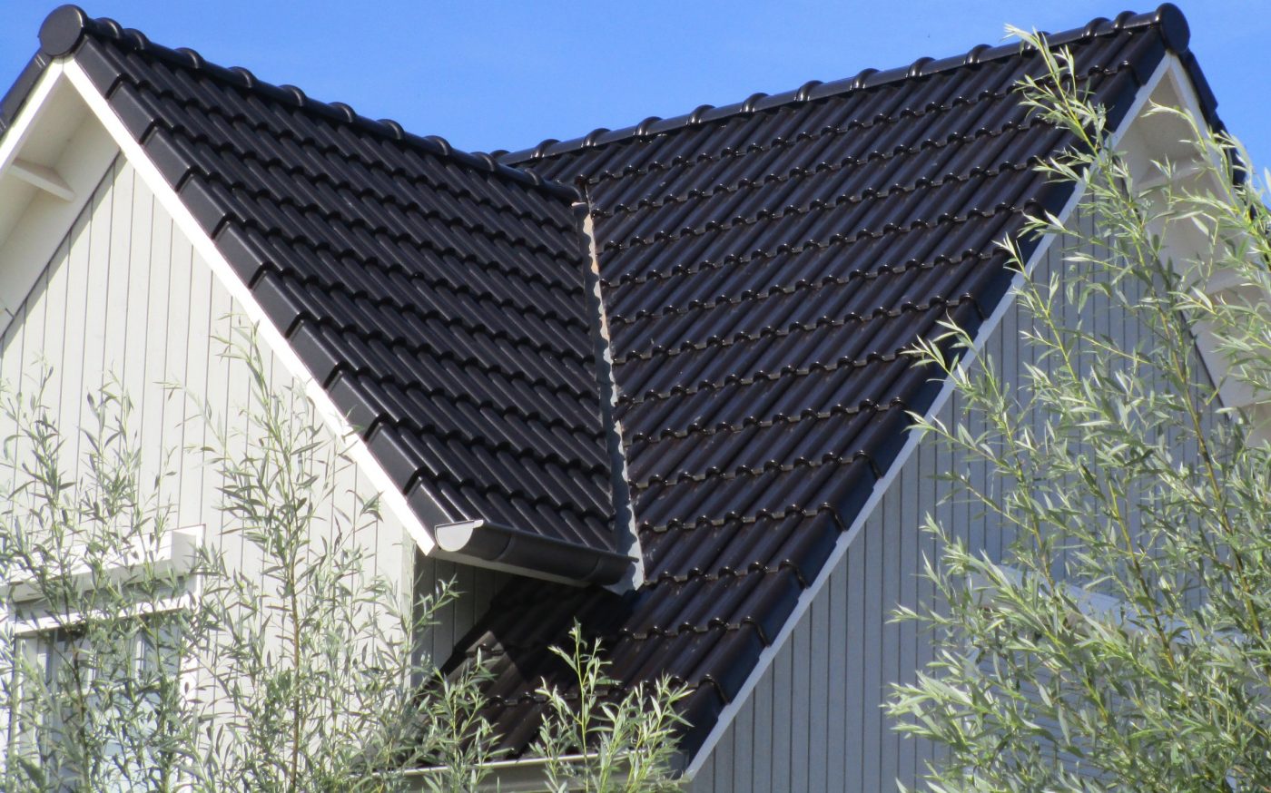 Roof: Modula Zwart Edel-Engobe 745 | Bricks: Bloemen-serie Kogelbloem, Goudsbloem, Passiebloem WS WF and Keimstenen | New Construction Enclosed Houses, Open - Detached Houses and Apartments | Plan Linnaeusweg, Boskoop | Architect: Mulleners & Mulleners, Haarlem | Contractor: Vink Bouw, Nieuwkoop | Completion Date: 2017-07-01