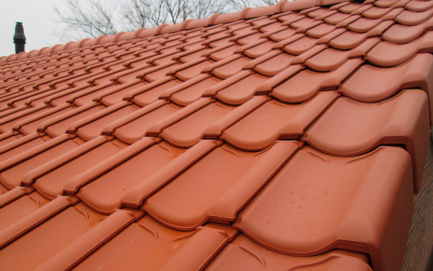 Tiles: VHV Vario natuurrood. Contractor: A. van der Wal Wolvega. Roof renovation 29 residential houses | Wolvega