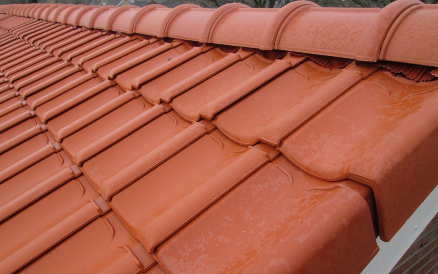 Tiles: VHV Vario natuurrood. Contractor: A. van der Wal Wolvega. Roof renovation 29 residential houses | Wolvega