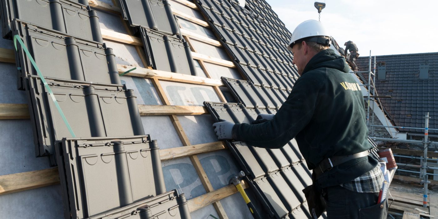 Tuile du Nord Opalys Leikleur Mat Engobe, Tuile du Nord 44 Oud Koper Engobe, Tuile du Nord 44 Amarant Engobe, Tuile du Nord 44 Blauw Gesmoord | New Construction Enclosed Houses | Deelplan Keetzijde, Edam | Architect: KuiperCompagnons, Rotterdam